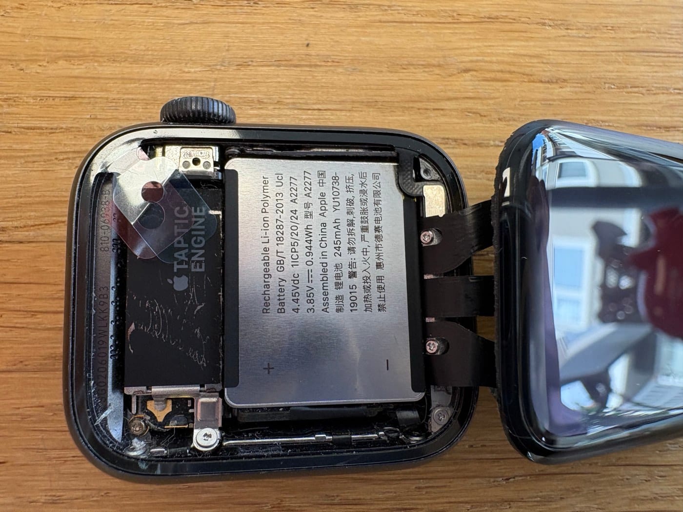 Geöffnete Apple Watch mit sichtbarem Akku in unserer Werkstatt