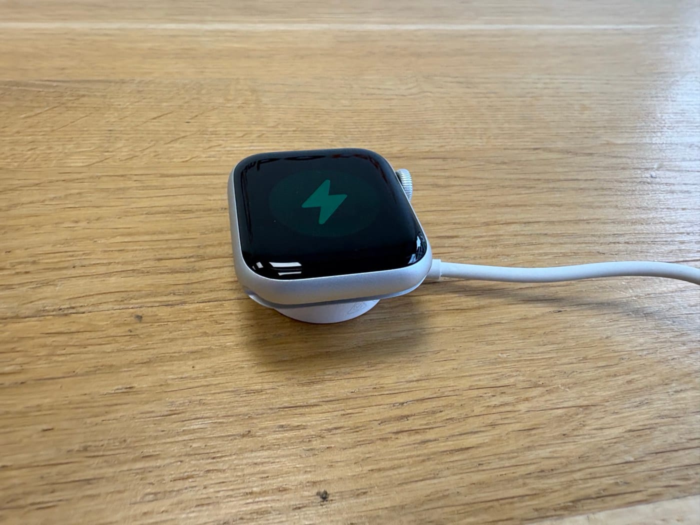 Grüner Blitz auf der Apple Watch beim Laden – die Uhr lädt normal