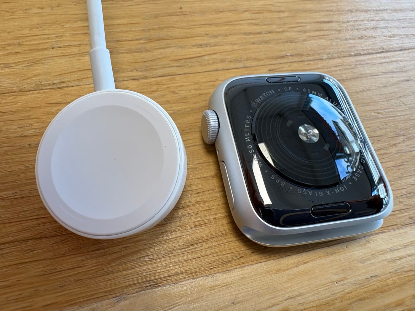 Apple Watch auf dem magnetischen Ladepuck – Kontakte und Ausrichtung