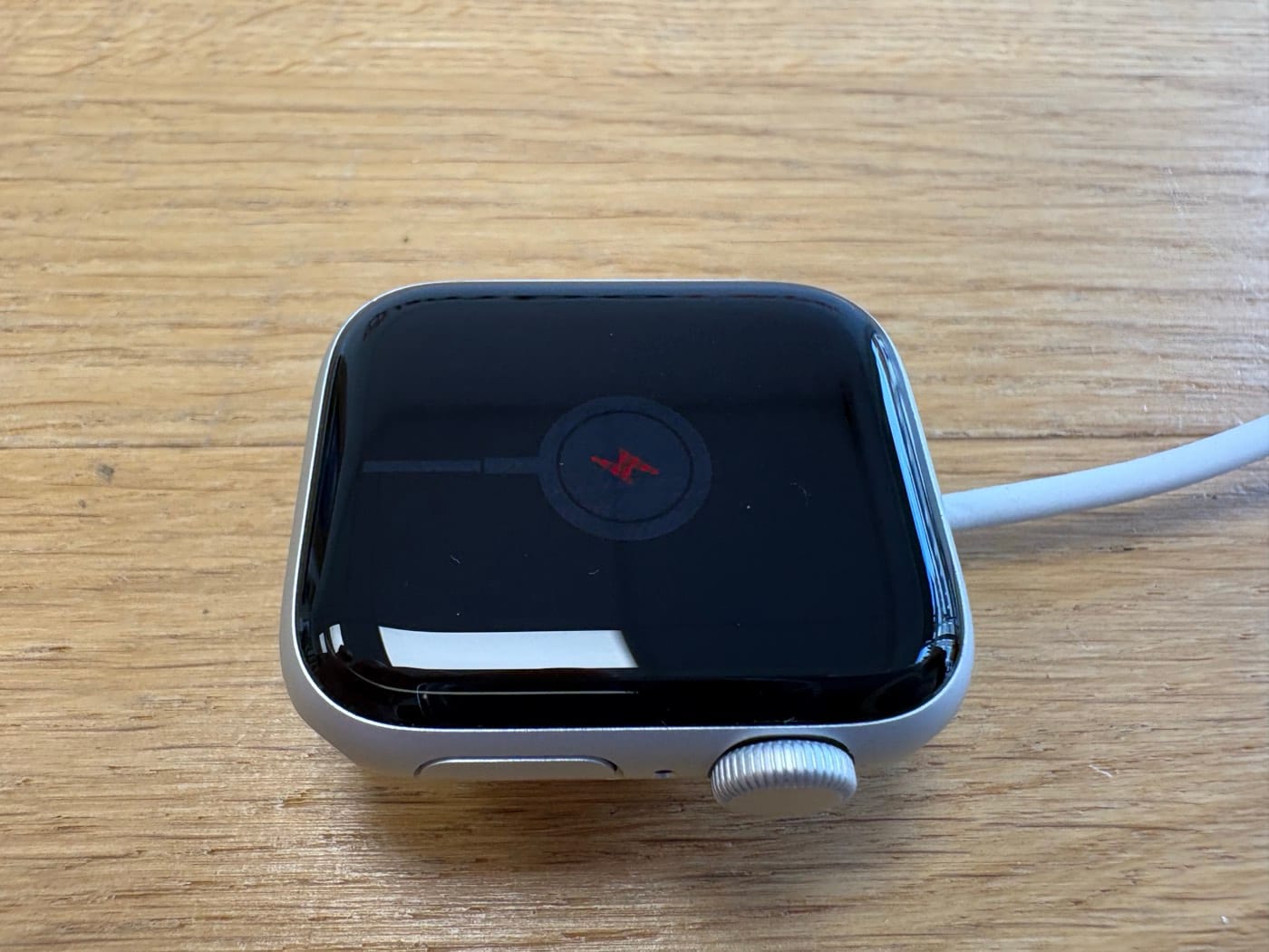 Roter Blitz auf der Apple Watch beim Laden – Akku zu leer