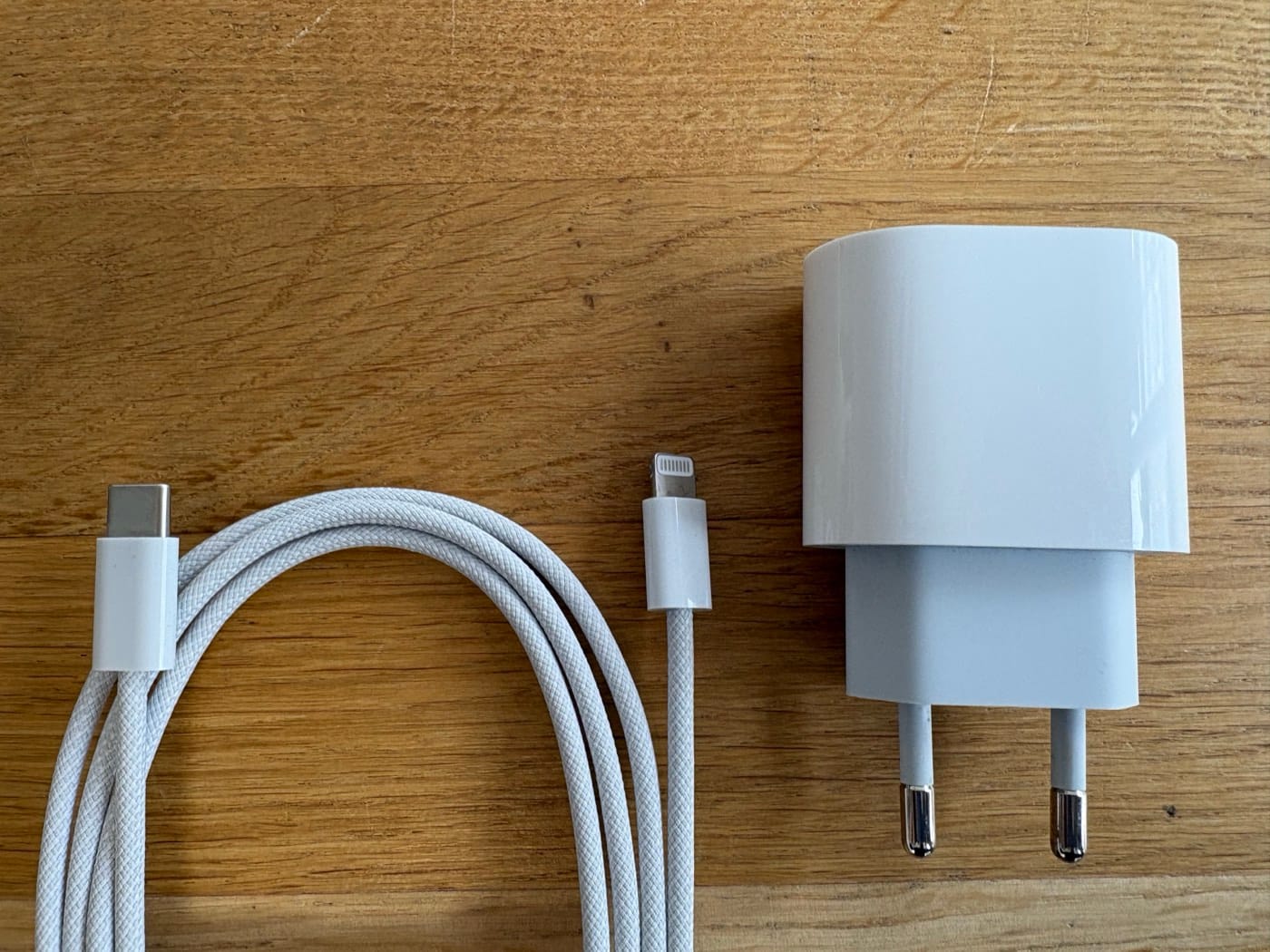 Originales iPhone-Ladekabel mit Netzteil zum Gegentesten